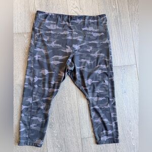 Athleta Ultimate Camo 7/8 Tight in Black / Gray Size 3X